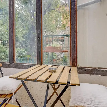 1 Bedroom Cozy In Appartement *